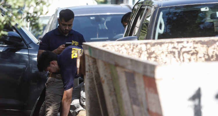 PDI indaga hallazgo de feto de 5 meses de gestación en vía pública de Santiago Centro