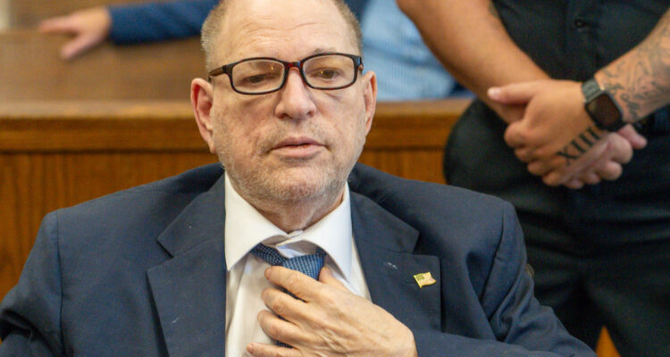 Harvey Weinstein fue hospitalizado por neumonía y Covid mientras espera nuevo juicio por abuso sexual