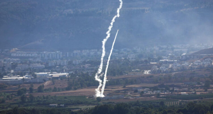Hezbolá ataca Israel con 200 proyectiles y drones en respuesta a asesinato de comandante