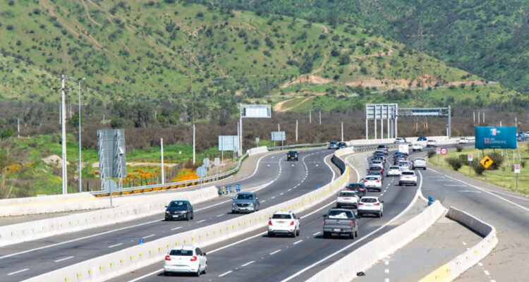 442 mil vehículos dejarán la RM este interferiado: mira los horarios con más tráfico para evitar tacos