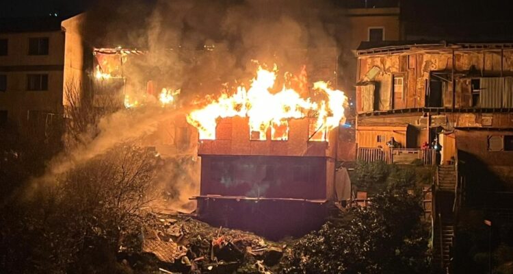 Incendio en antiguo edificio de Valparaíso