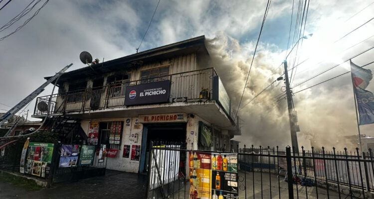 Incendio afecta vivienda en autopista Concepción-Talcahuano