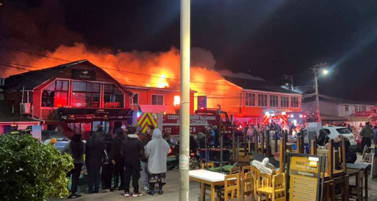 Bío Bío: incendio fuera de control consume emblemático restaurante “La Barca” y otros locales en Lenga