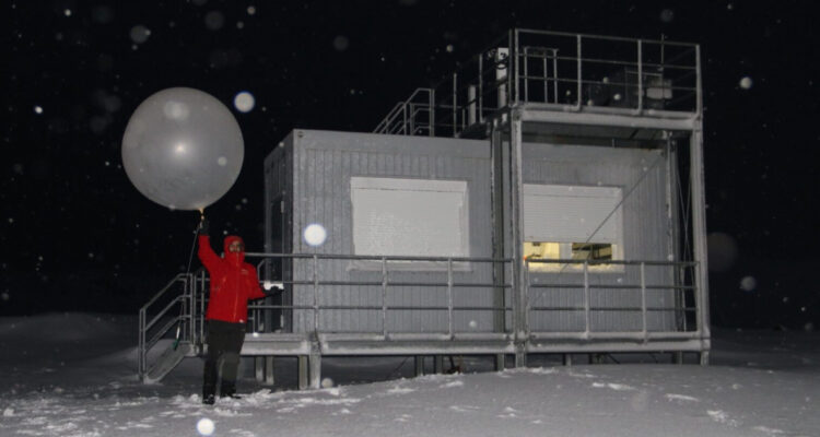 Investigador lanzando un globo sonda en la isla Rey Jorge