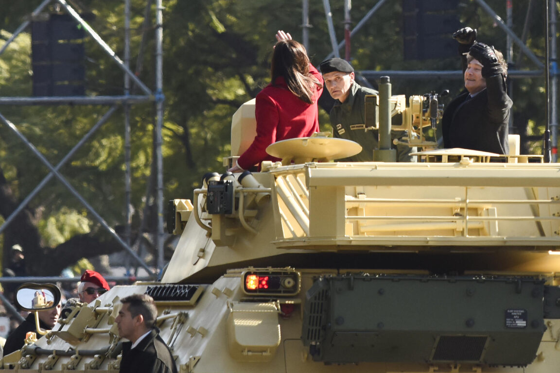 Javier Milei y Victoria Villarruel a bordo de un tanque en el desfile militar del 9 de julio