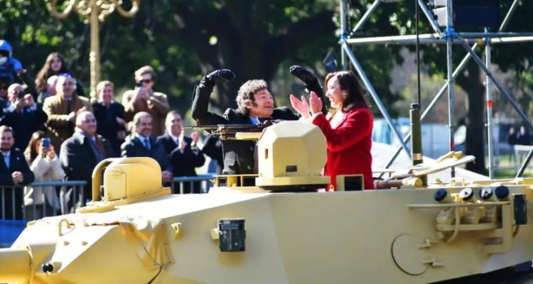 Javier Milei y Victoria Villarruel a bordo de un tanque en el desfile militar del 9 de julio