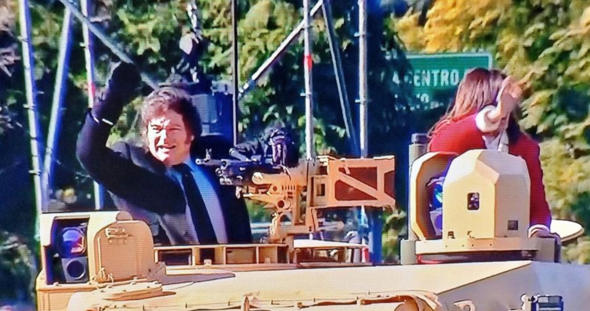 Javier Milei y Victoria Villarruel a bordo de un tanque en el desfile militar del 9 de julio