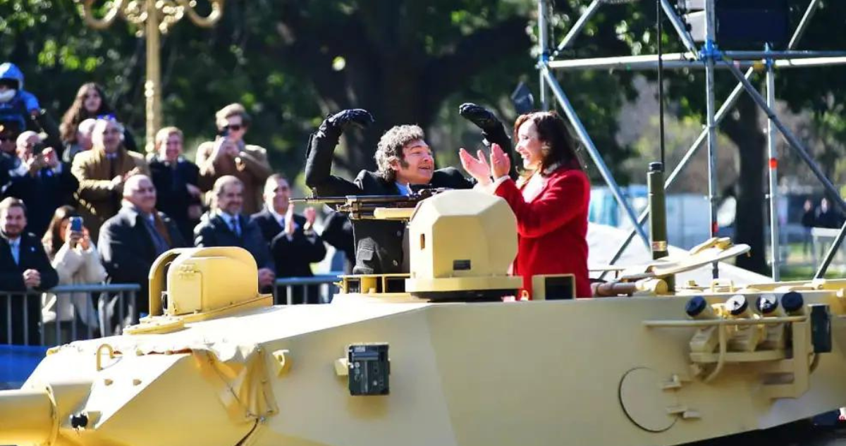 Javier Milei y Victoria Villarruel a bordo de un tanque en el desfile militar del 9 de julio