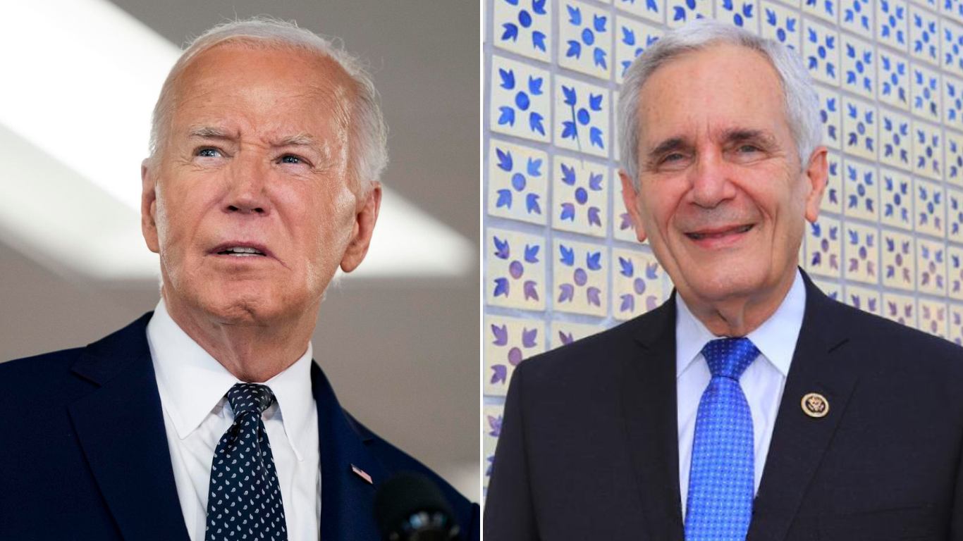 Imagen del presidente de Estados Unidos, Joe Biden, junto al parlamentario Lloyd Doggett, quien le pidió que bajara su candidatura para un segundo mandato.