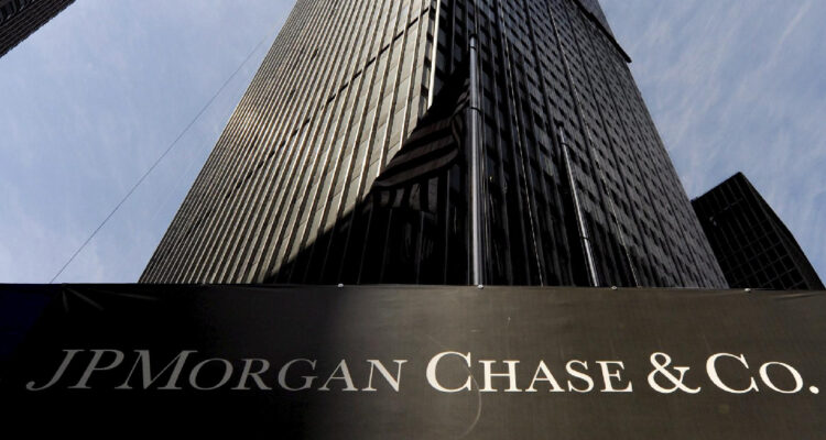 JPMorgan advierte sobre la inflación y aumenta su provisión para impagos de crédito