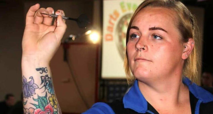 jugadora trans torneo inglés de dardos