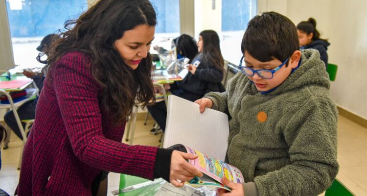 En medio de críticas por demora: Junaeb inicia entrega de útiles escolares a 2 millones de estudiantes