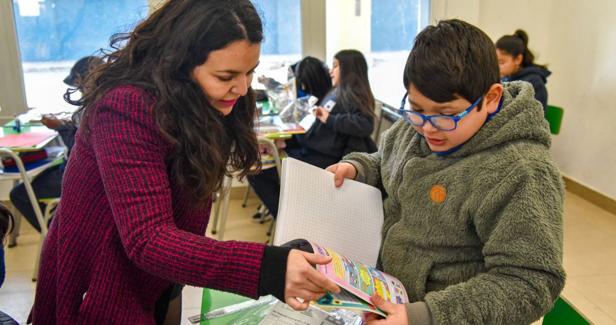 En medio de críticas por demora: Junaeb inicia entrega de útiles escolares a 2 millones de estudiantes