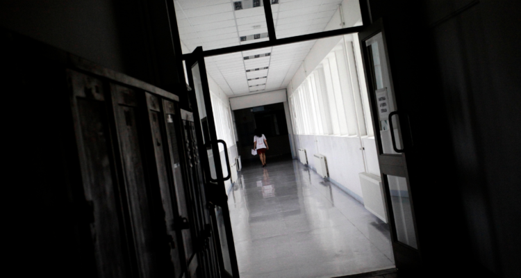 Interior de hospital por lista de atención médica en La Araucanía