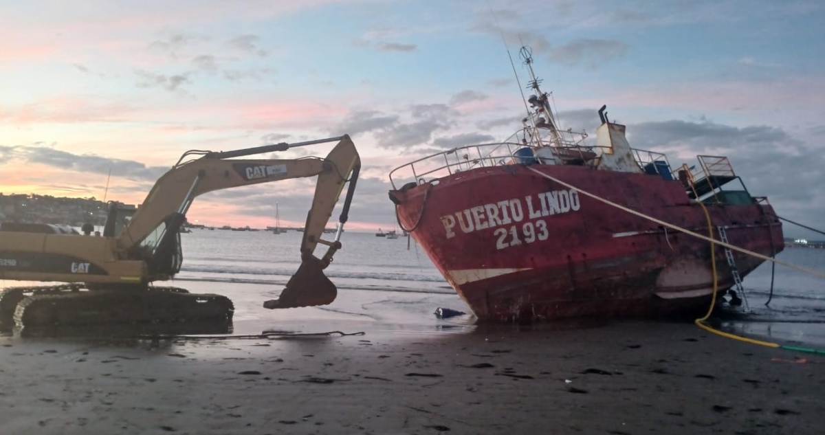 Lancha varada en playa de Loncura