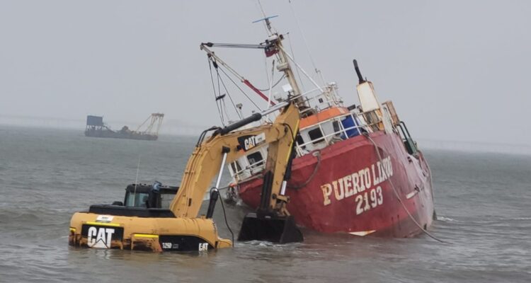 Lancha varada en playa de Loncura en Quintero