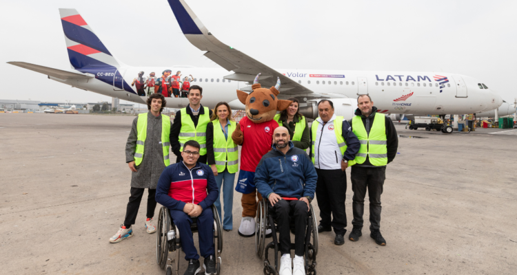 LATAM presentó avión con figuras de deportistas chilenos que participarán de Juegos Olímpicos