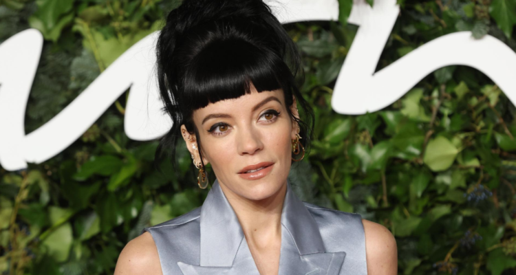 Lily Allen en Alfombra Roja en referencia a cuenta de OnlyFans