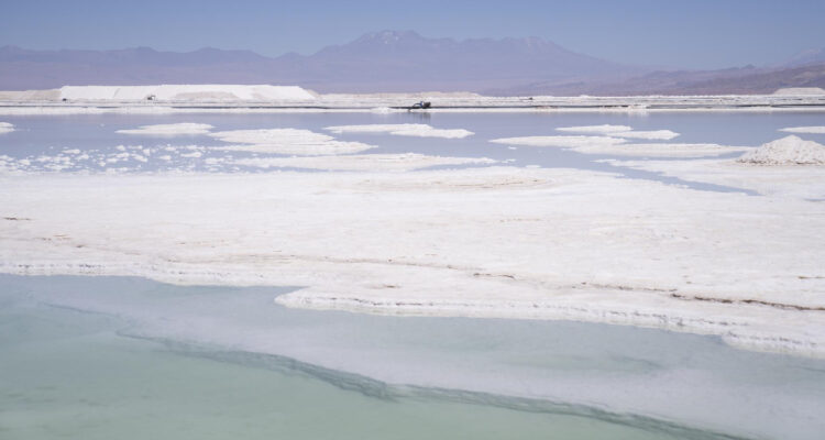 Fotografía de archivo fechada el 24 de octubre de 2022 de una piscina de salmuera para la producción de litio, en la empresa Sociedad Química y Minera de Chile (SQM) en el Salar de Atacama (Chile