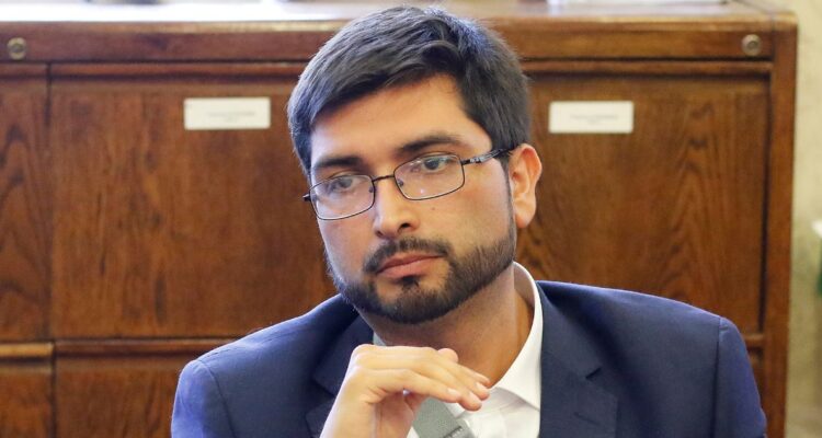 Diputado Malla lanza dura crítica contra padrastro pedófilo y explica que rompió relación hace 20 años