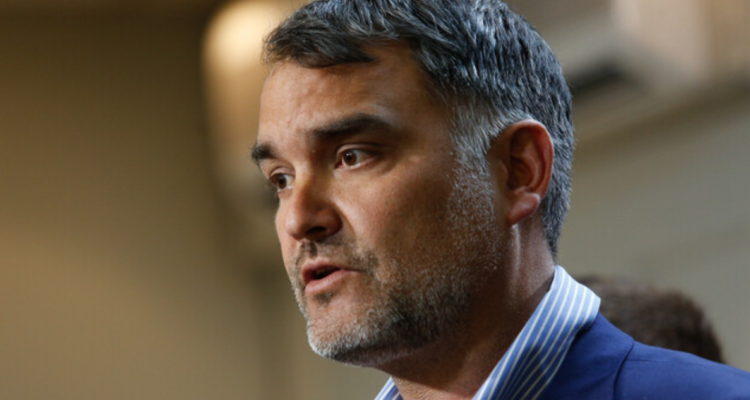 Senador Macaya asegura que denunciantes por abusos de su padre no son familiares: “no son las nietas”