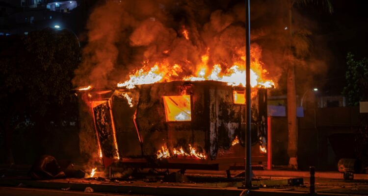 Maduro anuncia detenidos por supuestos actos “terroristas”: incluso se derribaron estatuas de Chávez
