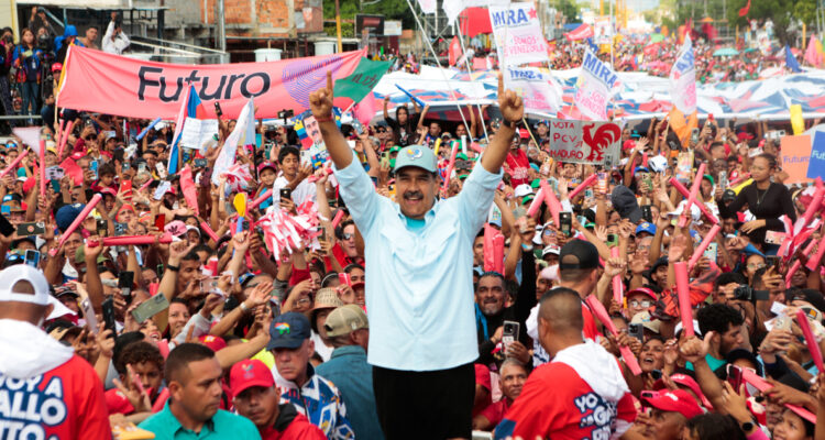 Maduro pide “tomar manzanilla” a quienes se asustaron por su advertencia de “baño de sangre” si pierde