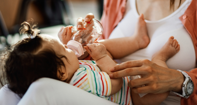 Estudio revela que algunas mamaderas pueden liberar millones de microplásticos sobre los 25°C