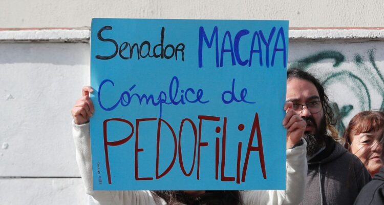 Manifestantes llegan al TOP de San Fernando previo a la lectura de sentencia de Eduardo Macaya