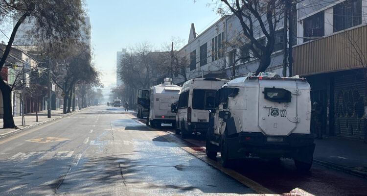 Estudiantes protagonizan disturbios en Santiago tras alza de tarifa en transporte público