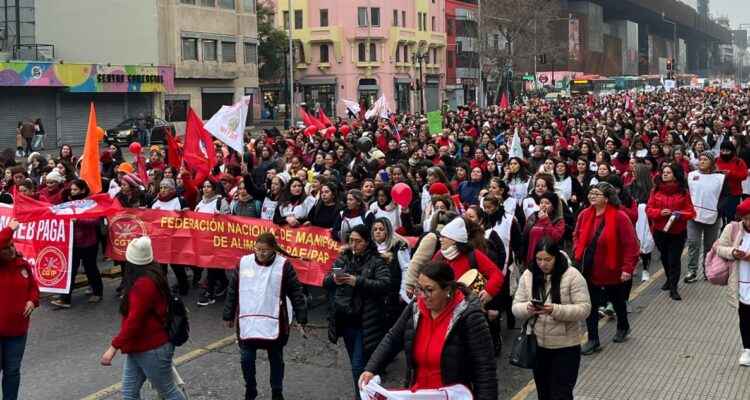 Manipuladoras de alimentos interrumpen el tránsito de la Alameda en medio de paro por finiquito