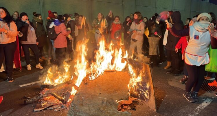 Manipuladoras de alimentos vuelven a cortar el tránsito en varios puntos de la capital