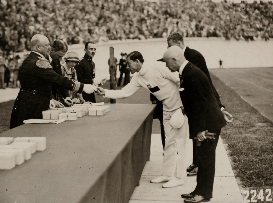 Recorre la trayectoria de medallas olímpicas de Chile a lo largo de los años, desde Manuel Plaza en 1928 hasta Fernando González en Beijing 2008. Descubre los logros que han marcado la historia deportiva nacional.