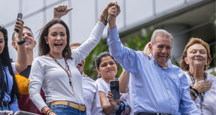 Imagen de los líderes de la oposición venezolana, María Corina Machado y Edmundo González, en medio de una manifestación en Caracas.