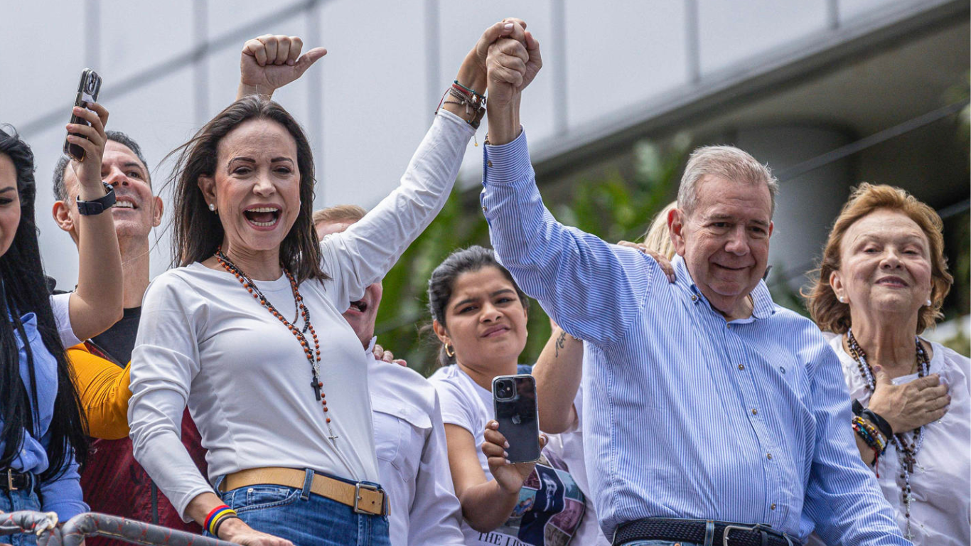 Imagen de los líderes de la oposición venezolana, María Corina Machado y Edmundo González, en medio de una manifestación en Caracas.