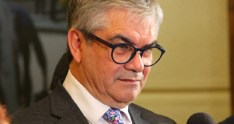 El Ministro Mario Marcel en punto de prensa, durante la sesion en la camara de diputados y diputadas en Valparaíso