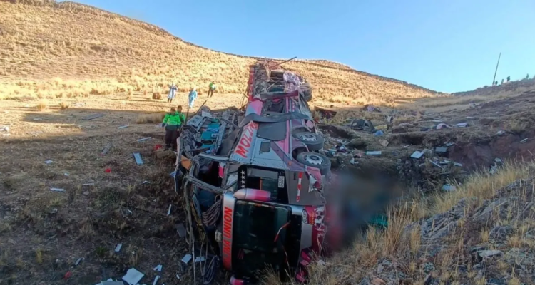 Más de 20 personas mueren y varias quedan heridas tras la caída de un bus a un abismo en Perú