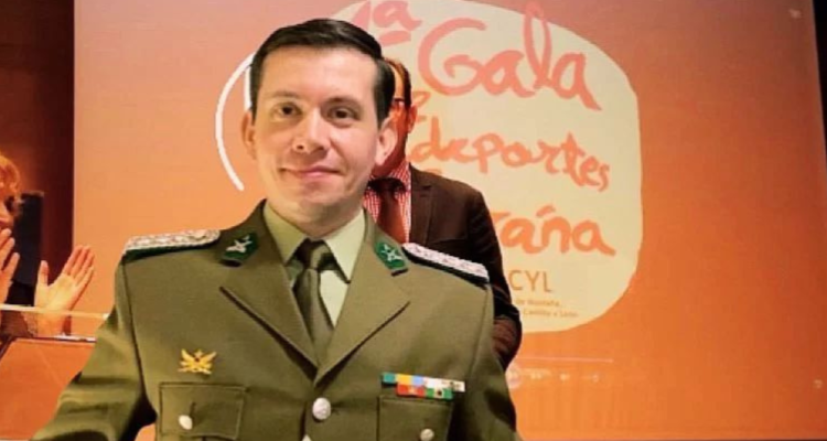 El mayor Pablo Marabolí en una falsa premiación.