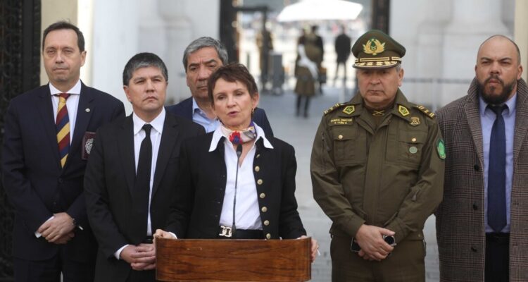 Más carabineros y más control migratorio: Gobierno anuncia medidas por ola de homicidios en la RM