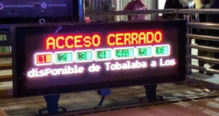 Metro de Santiago cierra temporalmente cuatro estaciones de la Línea 1 por _persona en la vía_