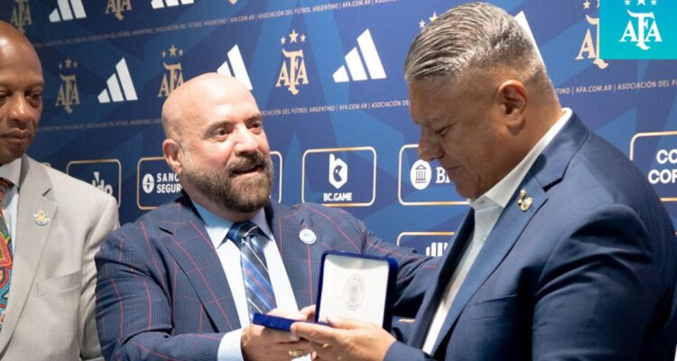 Chiqui Tapia y la AFA Argentina condecoradas en Miami