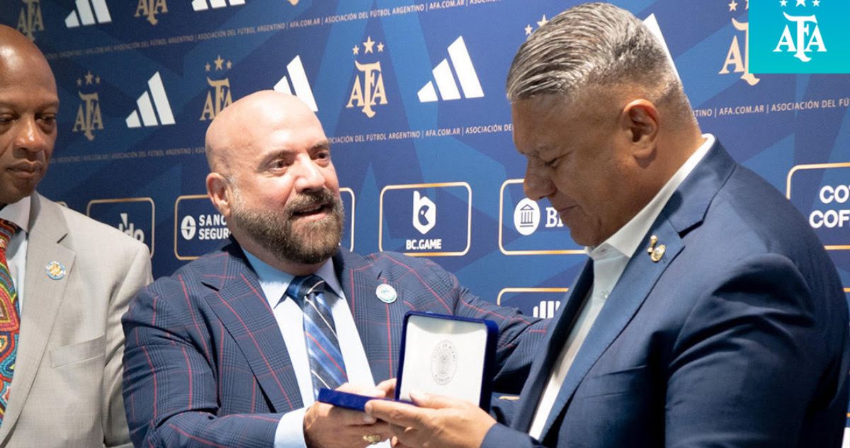 Chiqui Tapia y la AFA Argentina condecoradas en Miami