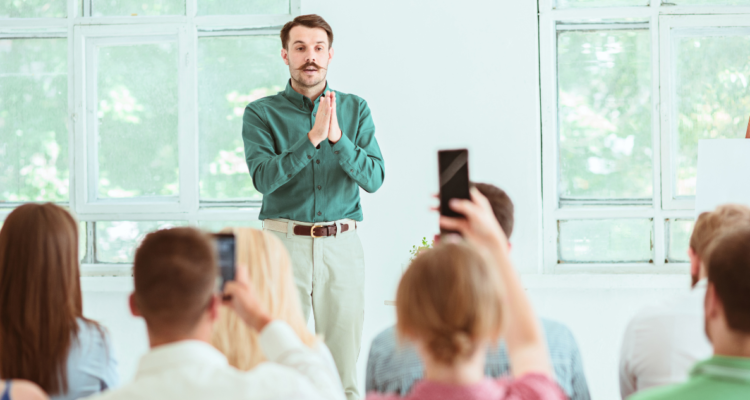 ¿Sientes miedo al hablar en público? Sigue estas recomendaciones para aprender a vencerlo