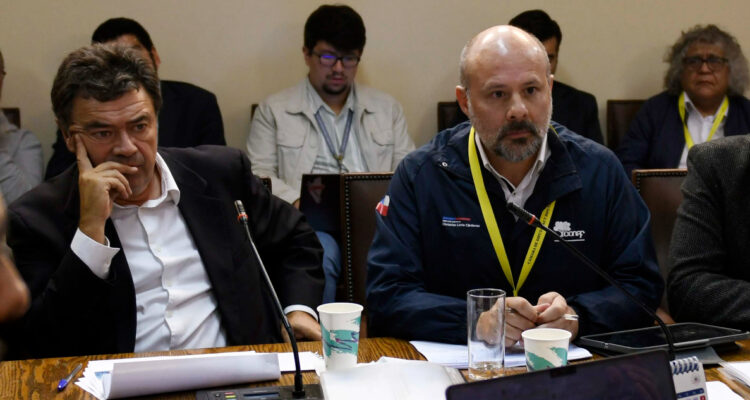 Gobierno desmiente contratación de militantes del FRVS en Conaf: Oposición pide salida de Valenzuela