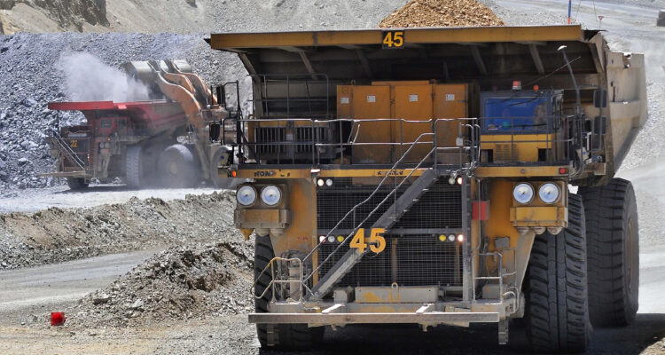 imagen contexto de camiones minero (subsidio eléctrico)