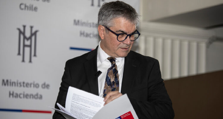 imagen archivo del ministro de hacienda, mario marcel (emisión de bonos sociales)
