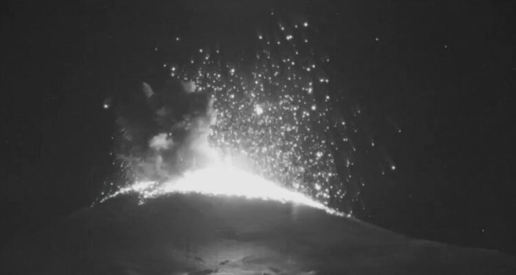 Monitorean Alerta Amarilla tras explosión en volcán Villarrica