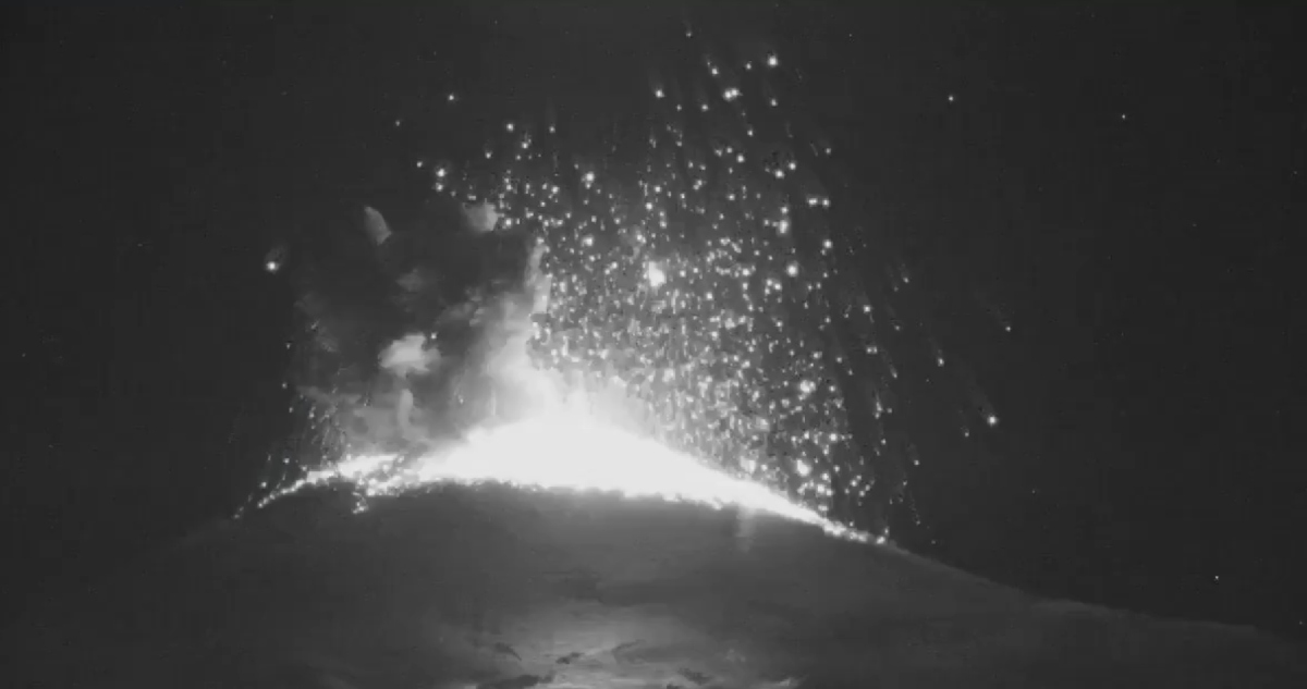 Monitorean Alerta Amarilla tras explosión en volcán Villarrica