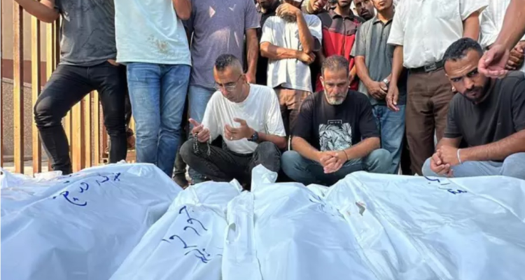 Archivo | Personas rezan ante los cuerpos de víctimas tras bombardeo en el sur de Gaza