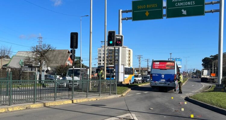 mujer muere atropellada por micro en salida de Puente Llacolén